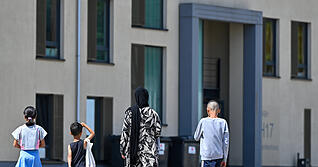 Auch im Hohenlohekreis haben viele Geflüchtete eine Tätigkeit gefunden. Frauen sind noch nicht im selben Maß im Arbeitsleben angekommen. Foto: dpa/Patrick Pleul