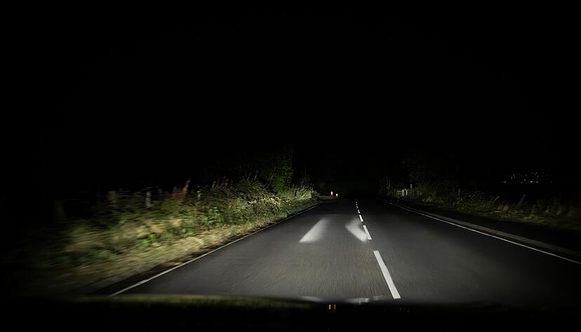 Die steuerbare Leuchteinheit macht Licht nach vorn und an den Stra&szlig;enrand - aber kaum in den Gegenverkehr. Toll, wenn man so einem Auto entgegen kommt.
