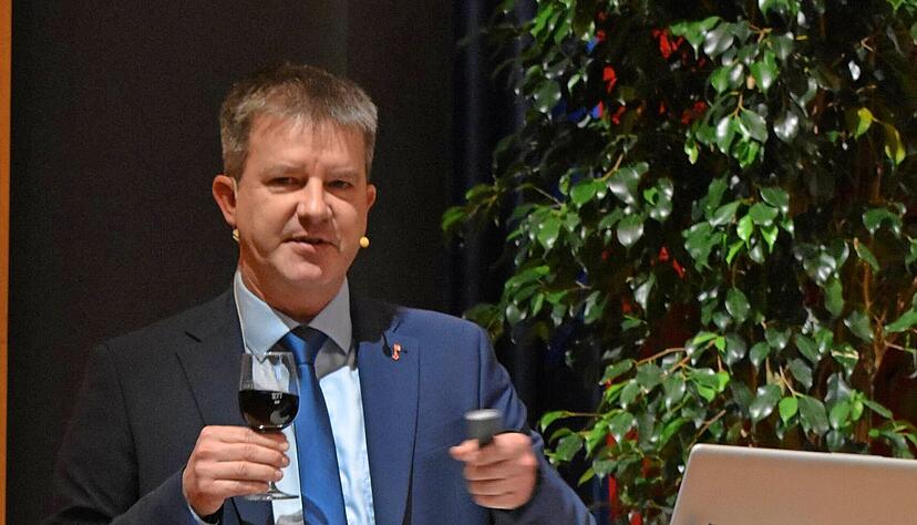 Glas halten, Kurs halten, Vortrag halten: Thilo Michler meistert seine Aufgaben tadellos. In z&uuml;gigem Tempo stellt der Oberb&uuml;rgermeister die Zukunftsprojekte der Stadt vor, von denen man viele bereits aus dem Vorjahr kennt.
Fotos: B&uuml;chele