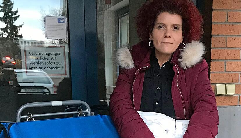Hat sich weder von der stürmischen Sabine noch von ihren anfänglichen Bedenken unterkriegen und bremsen lassen: Die Friedrichsruherin Jenny Dürr trägt die Zeitung in Unter- und Obermaßholderbach aus. Bei jedem Wetter.
Foto: Tscherwitschke Hat sich weder von der stürmischen Sabine noch von ihren anfänglichen Bedenken unterkriegen und bremsen lassen: Die Friedrichsruherin Jenny Dürr trägt die Zeitung in Unter- und Obermaßholderbach aus. Bei jedem Wetter.
Foto: Tscherwitschke