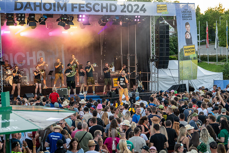 Rund 2500 Besucher feiern am Samstag das Dahoim Feschd in Brackenheim.