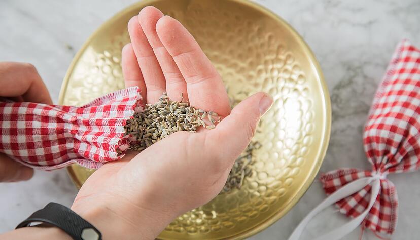 Lavendelsäckchen sind vielseitig einsetzbar - so können sie auch für besseren Schlaf sorgen oder gegen Kleidermotten im Schrank helfen.