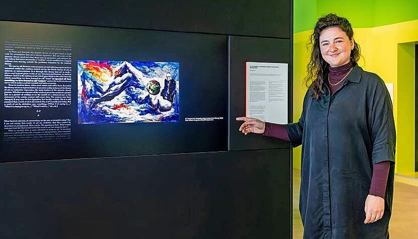 Kuratorin Sarah Donderer pr&auml;sentiert eine der beiden Videoinstallationen von Jake Elwes.