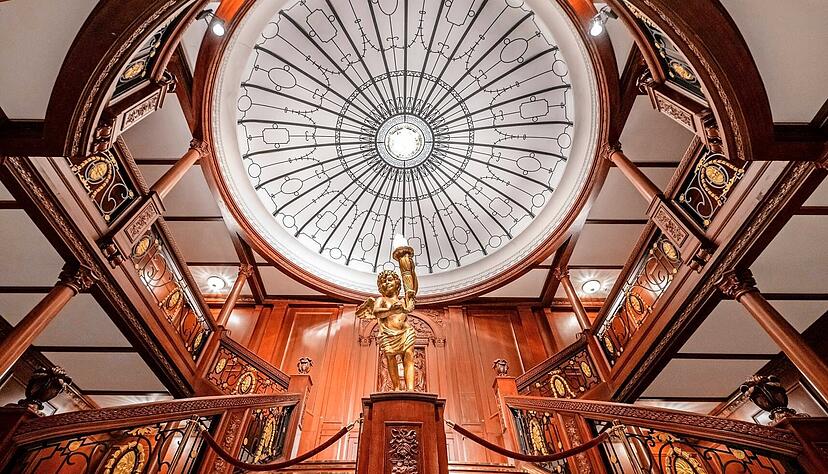 Vor allem bekannt aus James Camerons Hollywoodfilm: Die Gro&szlig;e Treppe erstreckte sich auf der echten Titanic &uuml;ber sechs Decks, &uuml;berw&ouml;lbt von einer Kuppel aus Eisen und Buntglas. In Ludwigsburg wurde sie &ndash; kleiner &ndash; nachgebaut.
Fotos: Christiana Kunz