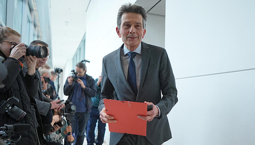 Rolf Mützenich, Vorsitzender der SPD-Bundestagsfraktion, am Fraktionsbüro des Unionschefs Friedrich Merz. Rolf Mützenich, Vorsitzender der SPD-Bundestagsfraktion, am Fraktionsbüro des Unionschefs Friedrich Merz.