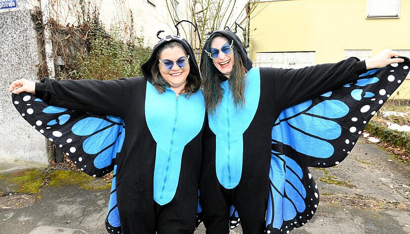 Birgit Binder (links) und Simone Lippmann aus Nordheim kamen als Schmetterlinge nach Ellhofen