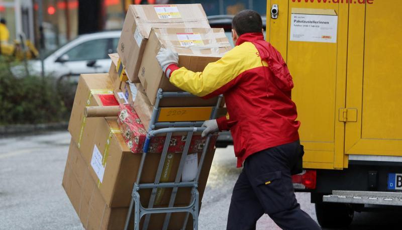 Der Bote bringt Pakete.