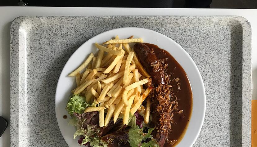 Currywurst mit Pommes frites: In den deutschen Betriebskantinen ein beliebtes Essen.