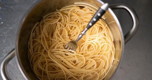 Pasta am Vorabend des Wettkampfs: Leicht zu verdauende Kohlenhydrate sorgen für die nötige Energie während des Marathons.