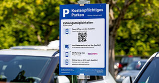 Wie das neue kamerabasierte Parksystem am Breitenauer See funktioniert, das wird auf einer Reihe von Schildern erklärt. Durch die Neuregelung stiegen die Einnahmen der Besucher und sanken die Personalkosten.