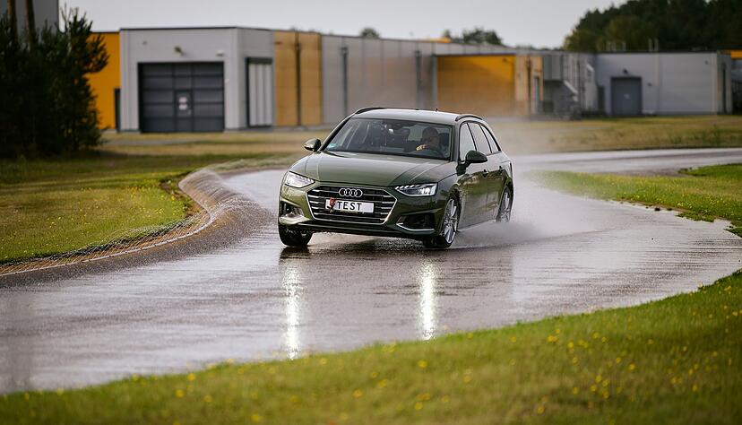 Der ADAC hat Fahr- und Bremsverhalten von 16 Sommerreifen auf trockener und auf nasser Straße geprüft. Der ADAC hat Fahr- und Bremsverhalten von 16 Sommerreifen auf trockener und auf nasser Straße geprüft.