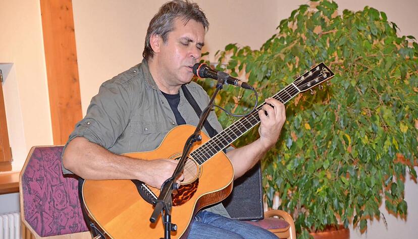 Der Folk- und Blues-Musiker Biber Herrmann spielt im Rathaussaal in Pfaffenhofen − da, wo sonst der Gemeinderat tagt.Foto: Werner Stuber Der Folk- und Blues-Musiker Biber Herrmann spielt im Rathaussaal in Pfaffenhofen − da, wo sonst der Gemeinderat tagt.Foto: Werner Stuber