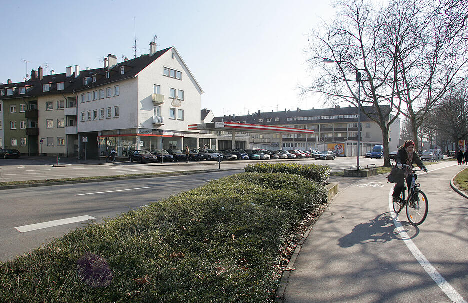 Für die Bauarbeiten am Bollwerksturm wird ein weiterer Abschnitt der Unteren Neckarstraße gesperrt. Das Autohaus an der Turmstraße wird abgerissen. Zwei geplante Gebäude für ein Gesundheitszentrum sollen zusammen mit dem Stadtbad und Parkhaus am Bollwerksturm ein neues Zentrum bilden. Aufnahme von März 2006.