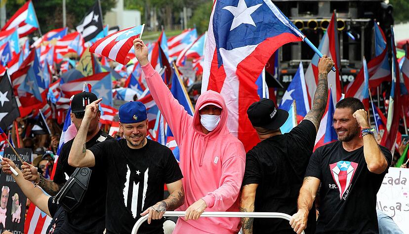 Nicht erst seit gestern ist der Latin-Rap- und Reggaeton-S&auml;nger politisch. Hier feiert er im Jahr 2019 lachsfarben nach tagelangen Massenprotesten den angek&uuml;ndigten R&uuml;cktritt des Gouverneurs von Puerto Rico. (Archivbild)
