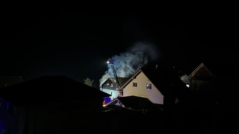 Die Hanglage des Hauses und die enge Zufahrtsstraße machten die Löscharbeiten nicht leichter. Die Hanglage des Hauses und die enge Zufahrtsstraße machten die Löscharbeiten nicht leichter.