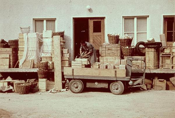 1950. Warenauslieferung. Vor dem Firmengebäude in der Bahnhofstraße Künzelsau werden die Waren auf einen Anhänger gepackt.