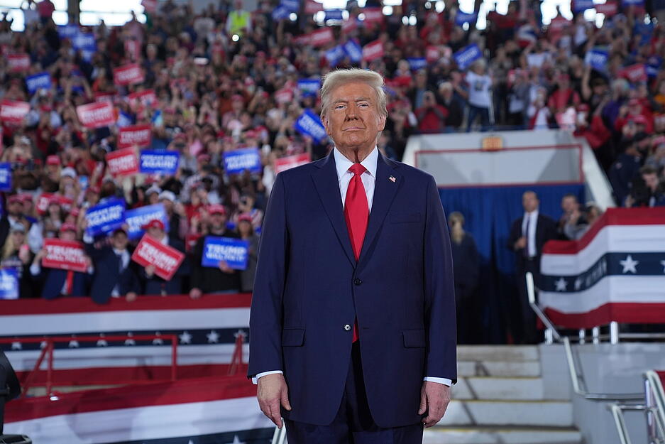 04.11.2024, USA, Raleigh: Der republikanische Präsidentschaftskandidat und frühere US-Präsident Donald Trump kommt zu einer Wahlkampfveranstaltung in der J.S. Dorton Arena.