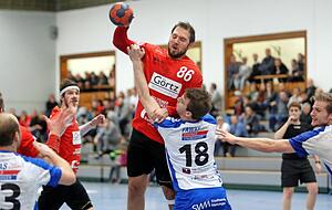 Mihailo Durdevic (am Ball) und seine SGSB-M&auml;nner erwarten am Samstagabend den souver&auml;nen Tabellenf&uuml;hrer TV Bittenfeld II.