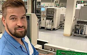 Diese Platinen sehen gut aus: Daniel Salm braucht Fingerspitzengefühl. Diese Platinen sehen gut aus: Daniel Salm braucht Fingerspitzengefühl.