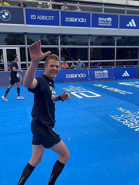 Mathias Zürn beim Zieleinlauf (winkt) zum Berlin-Marathon.