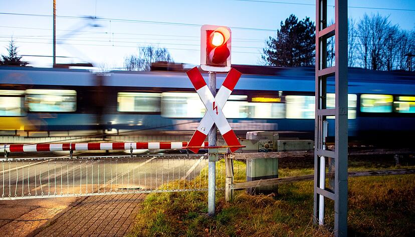 Ein Senior stirbt nach einem Unfall mit einem Zug. (Symbol-Foto) Ein Senior stirbt nach einem Unfall mit einem Zug. (Symbol-Foto)