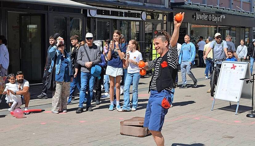Clown Kilkusch war recht spontan f&uuml;r verletzte Kollegen eingesprungen und am&uuml;sierte die Passanten, die sich gerne auf den Spa&szlig; mit ihm einlie&szlig;en.