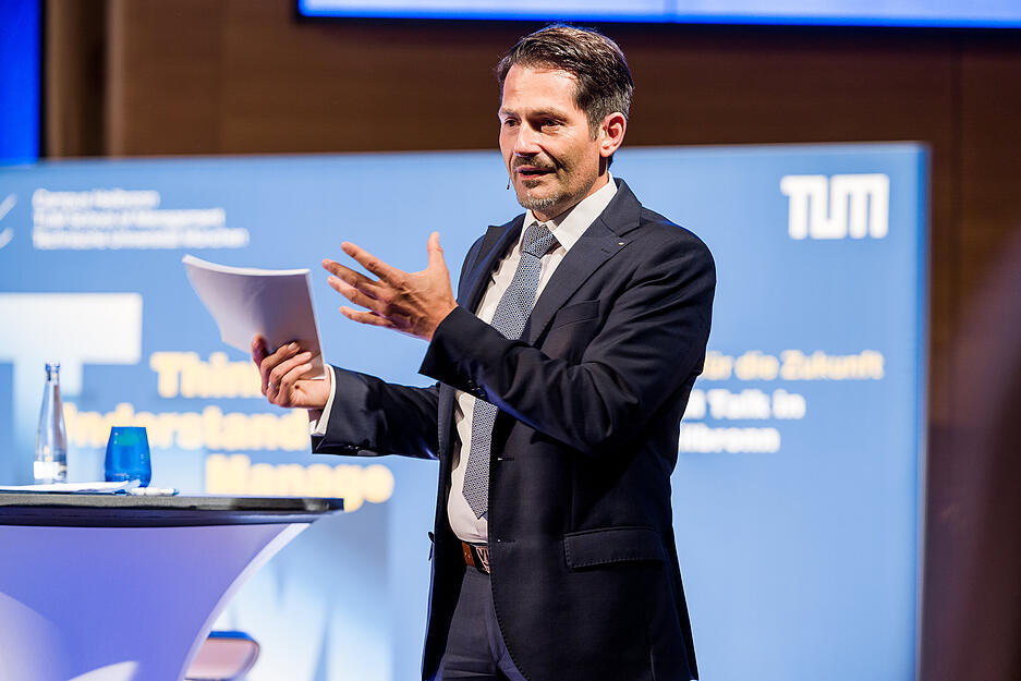 Podiumsdiskussion in der Aula des Bildungscampus unter Corona-Bedingungen