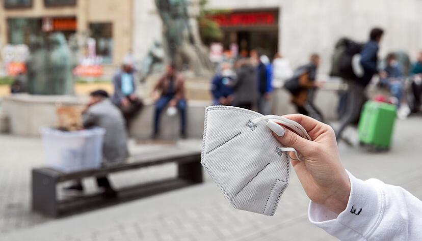 Die klare Mehrheit trägt in der Heilbronner Innenstadt weiter Maske. Doch immer öfter sieht man auch Passanten, die darauf verzichten.
Foto: Andreas Veigel Die klare Mehrheit trägt in der Heilbronner Innenstadt weiter Maske. Doch immer öfter sieht man auch Passanten, die darauf verzichten.
Foto: Andreas Veigel