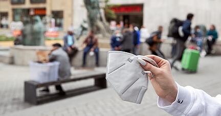 Die klare Mehrheit trägt in der Heilbronner Innenstadt weiter Maske. Doch immer öfter sieht man auch Passanten, die darauf verzichten. 
Foto: Andreas Veigel
