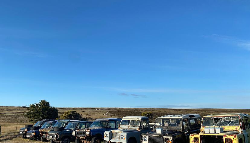 Land Rover stehen im Fuhrpark von Michael Goss, Farmer und Land-Rover-Sammler. Wohl in keinem Land der Welt gibt es pro Kopf so viele Land Rover wie auf den Falklandinseln.