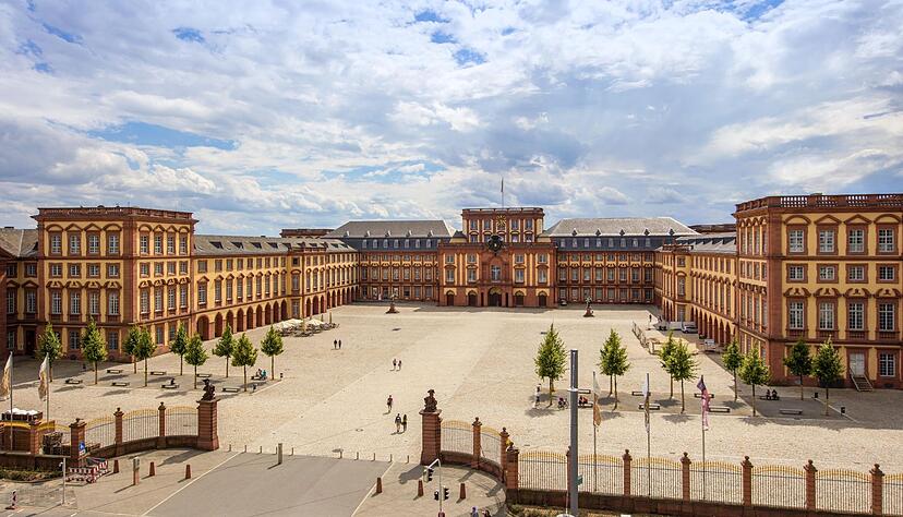 Das Schloss Mannheim zählt zu den größten Barockschlössern Europas.