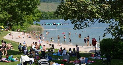 Am Breitenauer See herrscht wieder Trubel. Es gab viel Kritik und Informationsbedarf für das neue Ticketsystem am Breitenauer See. Laut Naherholungszweckverband spielt sich die Neuerung mehr und mehr ein.
Foto: Stefanie Pfäffle Am Breitenauer See herrscht wieder Trubel. Es gab viel Kritik und Informationsbedarf für das neue Ticketsystem am Breitenauer See. Laut Naherholungszweckverband spielt sich die Neuerung mehr und mehr ein.
Foto: Stefanie Pfäffle