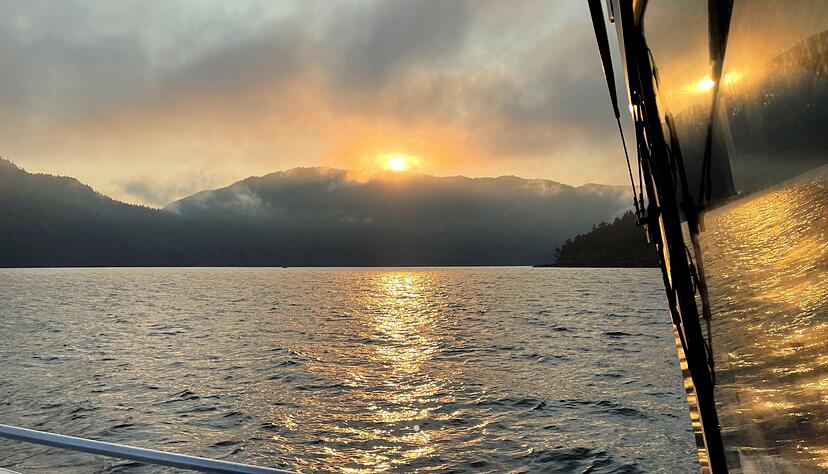 Mystischer Ausblick über den Bute Inlet. An dem Fjord liegt das verlassene Dorf Aupe. Mystischer Ausblick über den Bute Inlet. An dem Fjord liegt das verlassene Dorf Aupe.