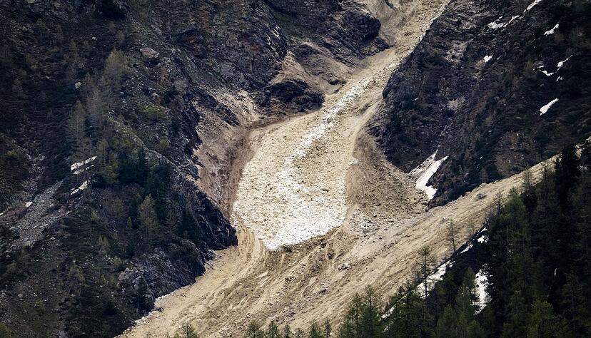Unter dem Druck von abbröckelnden Gesteinsmassen ist der Gletscher abgebrochen. Unter dem Druck von abbröckelnden Gesteinsmassen ist der Gletscher abgebrochen.
