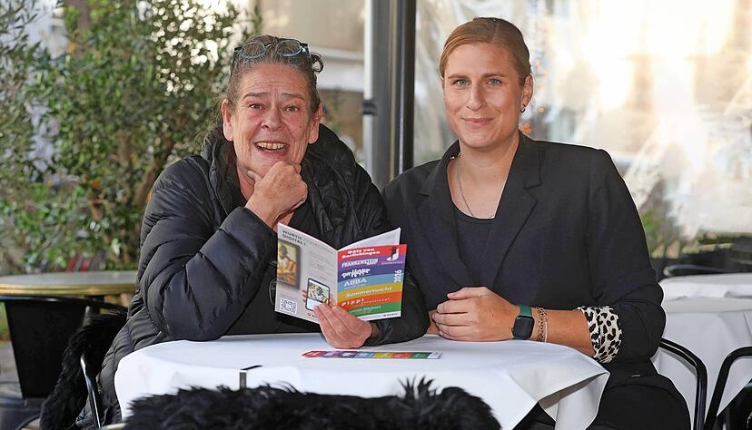 Der Spielplan f&uuml;r den Sommer liegt aus, am Montag beginnt der Vorverkauf: Eva Hosemann (links), k&uuml;nstlerische Leiterin, und Pressefrau Ann-Kathrin Halter.