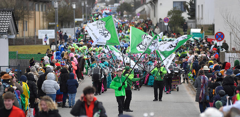 Tausende Narren feiern beim traditionellen Faschingsumzug ausgelassen in den Stra&szlig;en.