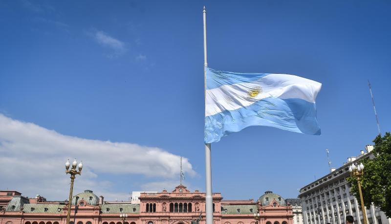 Die argentinische Flagge auf der Plaza de Mayo in Buenos Aires weht auf Halbmast.