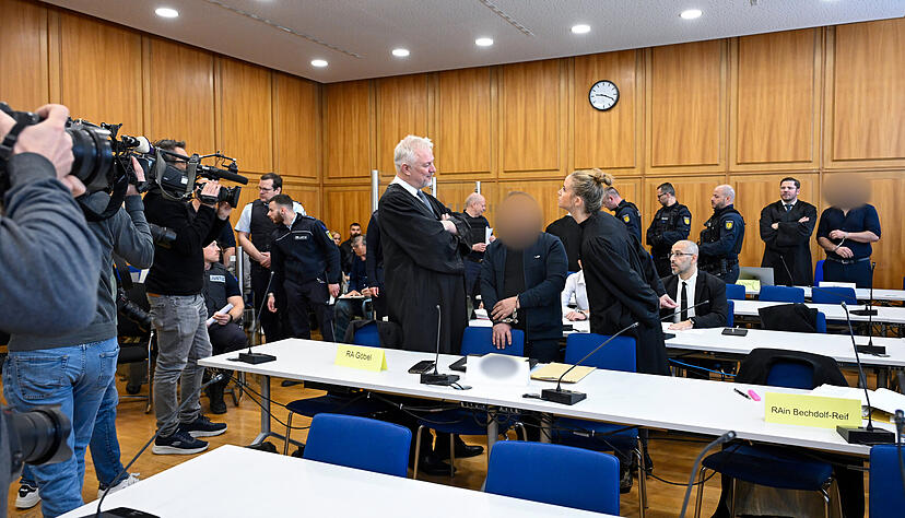 Der Prozessauftakt wegen bandenmäßig organisiertem Führerscheinbetrugs stieß auf großes Medieninteresse. Der Prozessauftakt wegen bandenmäßig organisiertem Führerscheinbetrugs stieß auf großes Medieninteresse.