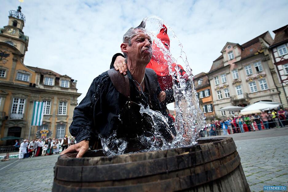 In einer historischen Marktszene wird ein Mann am 24.05.2015 beim Salzsiederfest in Schw&auml;bisch-Hall (Baden-W&uuml;rttemberg) auf dem Marktplatz bestraft und in ein Fass mit Wasser getaucht. &Uuml;ber Jahrhunderte produzierten die Salzsieder Salz - das "wei&szlig;e Gold des Mittelalters". Durch den damit verbundenen Handel wurde die Stadt wohlhabend. Seit dem 14. Jahrhundert ist in Schw&auml;bisch Hall das Salzsiederfest &uuml;berliefert. Foto: Daniel Naupold/dpa +++(c) dpa - Bildfunk+++