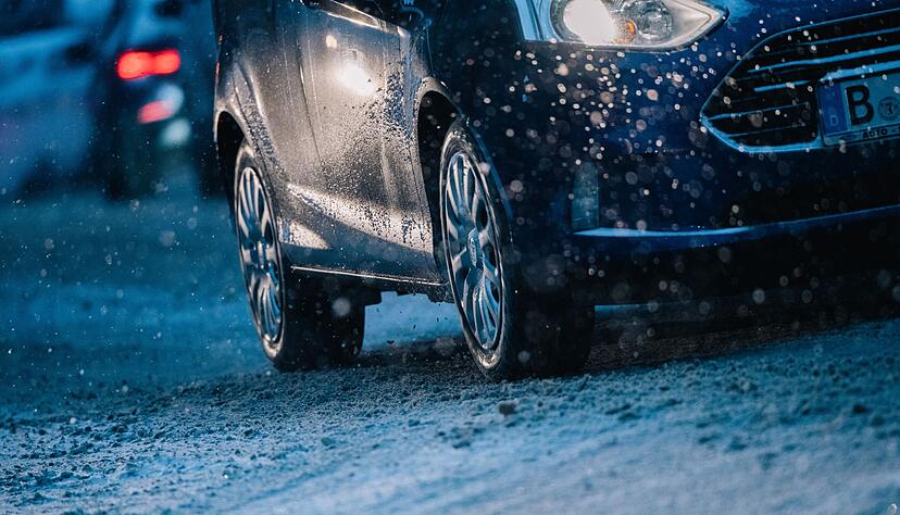 Allwetterreifen oder vielleicht doch lieber Winterreifen? Die Entscheidung hängt auch vom eigenen Fahrverhalten und der Region ab.