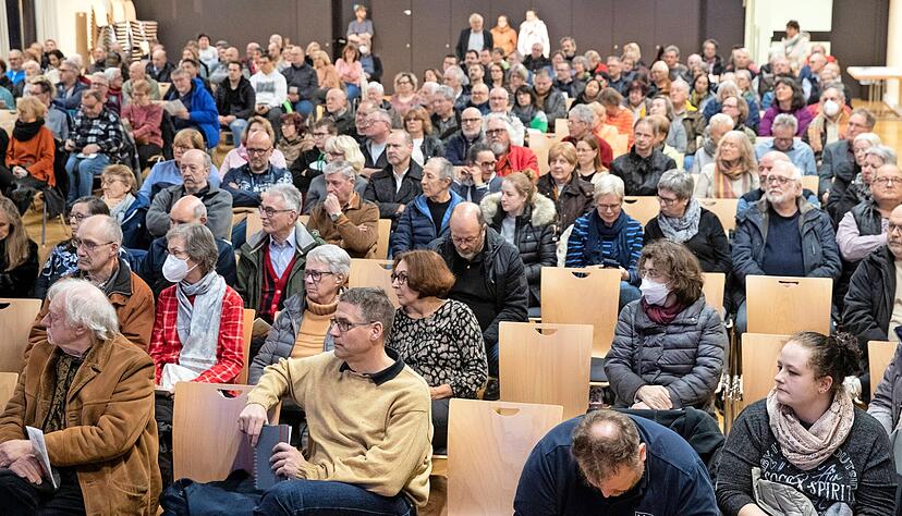 Rund 350 Bürger kamen zur Info-Veranstaltung in die Frankenbacher Gemeindehalle, bei der die Vollsperrung der Saarbrückener-Straße Thema war. Rund 350 Bürger kamen zur Info-Veranstaltung in die Frankenbacher Gemeindehalle, bei der die Vollsperrung der Saarbrückener-Straße Thema war.