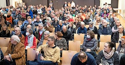 Rund 350 Bürger kamen zur Info-Veranstaltung in die Frankenbacher Gemeindehalle, bei der die Vollsperrung der Saarbrückener-Straße Thema war.
Foto: Andreas Veigel