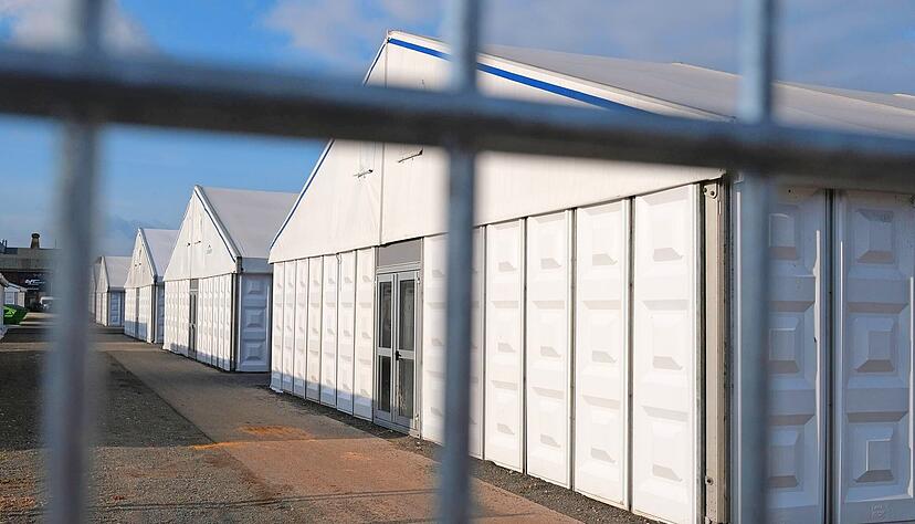 Blick auf eine Fl&uuml;chtlingsunterkunft, wie sie in &auml;hnlicher Art eine Zeitlang an manchen Orten ben&ouml;tigt wurde: In der Region sinken die Zahlen der Gefl&uuml;chteten.