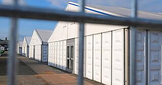 Blick auf eine Fl&uuml;chtlingsunterkunft, wie sie in &auml;hnlicher Art eine Zeitlang an manchen Orten ben&ouml;tigt wurde: In der Region sinken die Zahlen der Gefl&uuml;chteten.