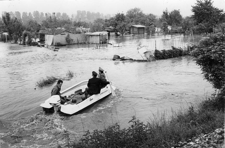 Der Mai 1978 ist vielen Bewohnern des Heilbronner Stadtteils Klingenberg noch eindrücklich in Erinnerung. Der Neckar war so weit über seine Ufer getreten, dass der Bahndurchlass bei der Kirche fast komplett geflutet war. Der Mai 1978 ist vielen Bewohnern des Heilbronner Stadtteils Klingenberg noch eindrücklich in Erinnerung. Der Neckar war so weit über seine Ufer getreten, dass der Bahndurchlass bei der Kirche fast komplett geflutet war.