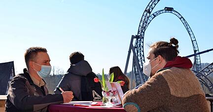 Frieder Barth aus Heilbronn (rechts) spricht mit Tierpfleger Benedict Stirblies &uuml;ber eine Ausbildung zum Zootierpfleger im Wildparadies.
Foto: Stefanie Pf&auml;ffle