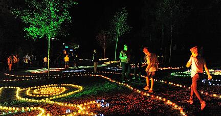 Wenn das Wetter mitspielt, werden am Samstagabend rund 10 000 Kerzen angezündet, die verschiedene Bilder ergeben.
Foto: Privat Wenn das Wetter mitspielt, werden am Samstagabend rund 10 000 Kerzen angezündet, die verschiedene Bilder ergeben.
Foto: Privat