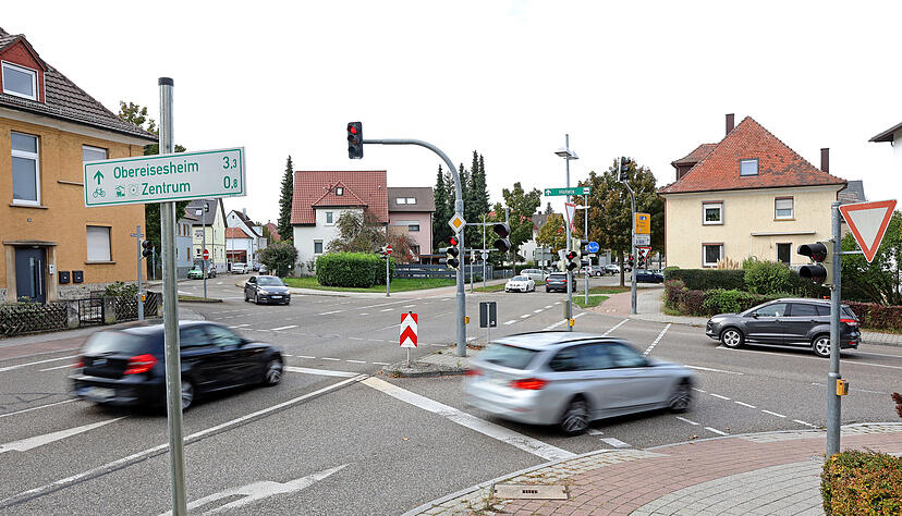 Entlang der Binswanger Straße stadteinwärts (Bildmitte) und der Friedrichstraße (links) sollen Radler künftig bessere Wege vorfinden.
Foto: Ralf Seidel Entlang der Binswanger Straße stadteinwärts (Bildmitte) und der Friedrichstraße (links) sollen Radler künftig bessere Wege vorfinden.
Foto: Ralf Seidel