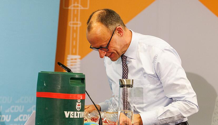Auch f&uuml;r sein Bier ist das Sauerland bekannt - das wei&szlig; nat&uuml;rlich auch Friedrich Merz. (Archivfoto)