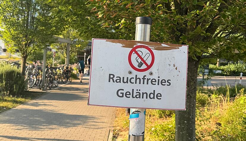 Die Beschilderung ist vorhanden. Sie weist das Areal um die Kinderklinik als "rauchfrei" aus.